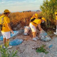 Volontari ripukliscono il litorale di Marotta dalla plastica