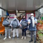 7 sacchi di vestiti donati dai volontari del gruppo La via della felicità per le famiglie bisognose di Pesaro
