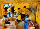 Volontari Scientology Padova preparano i materiali da consegnare