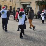 Volontari de La Via della Felicita` operativi in vista del Natale.